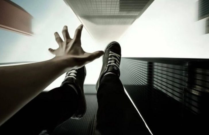 Τώρα: 50 χρονη από την Αλεξανδρούπολη πήδηξε στο κενό